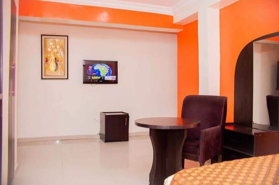 Standard Room | Laptop workspace, free WiFi