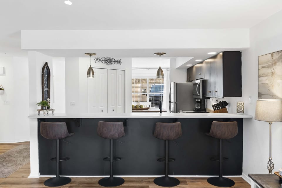 Sip morning coffee or grab a bite at the kitchen counter, with space for 4