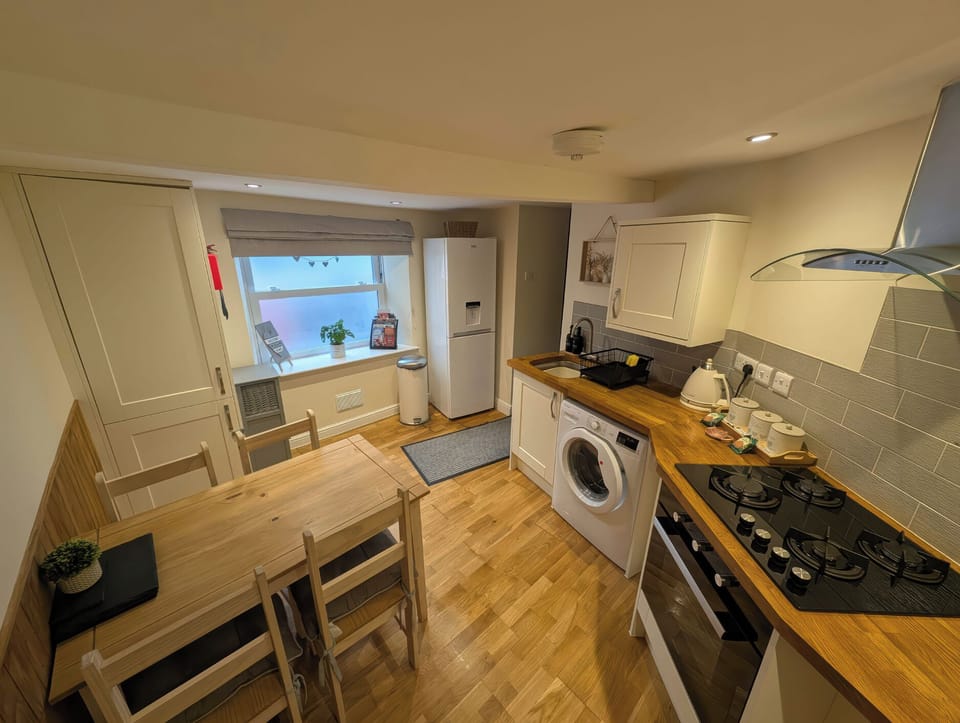 Cottage | Private kitchen | Fridge, microwave, toaster, cookware/dishes/utensils