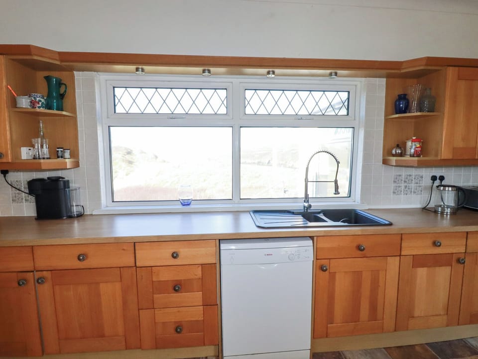 Dishwasher, cookware/dishes/utensils