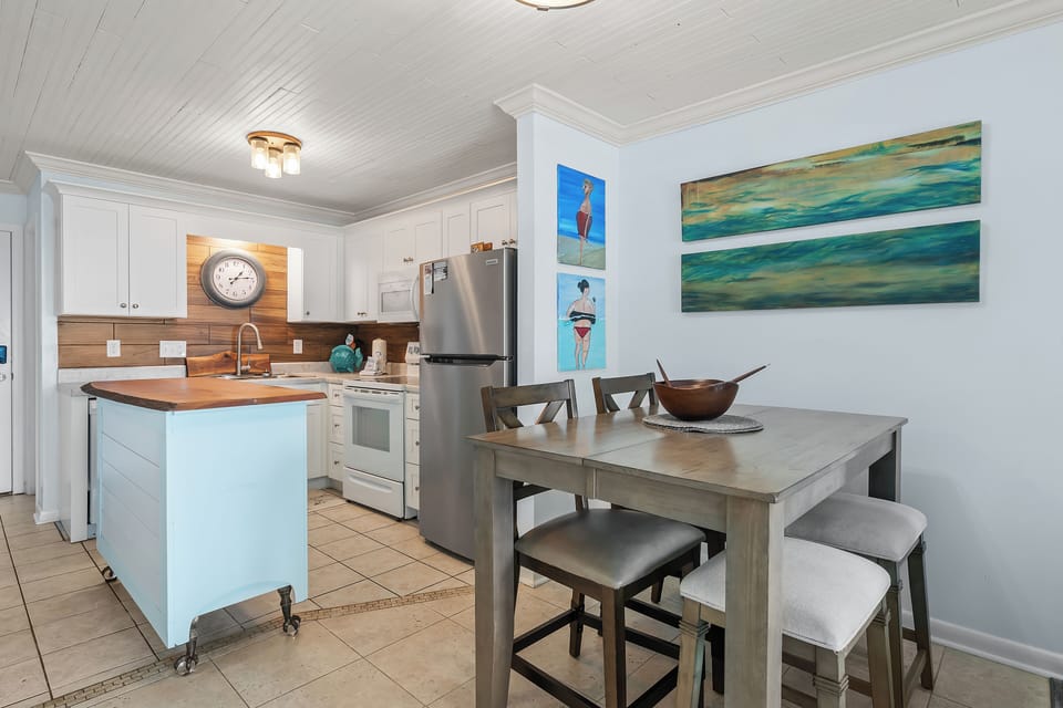Dining/Kitchen Area