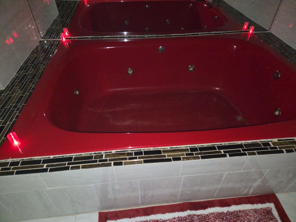 Honeymoon Studio Suite | Bathroom | Free toiletries, hair dryer, towels, soap