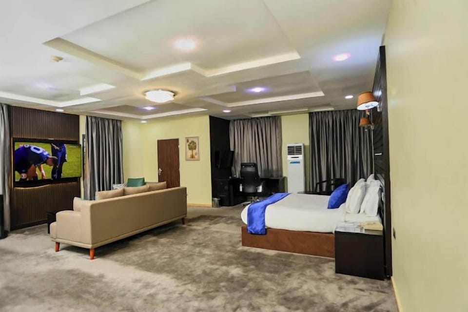 Junior Room, Balcony, City View | Desk, laptop workspace, soundproofing, free WiFi