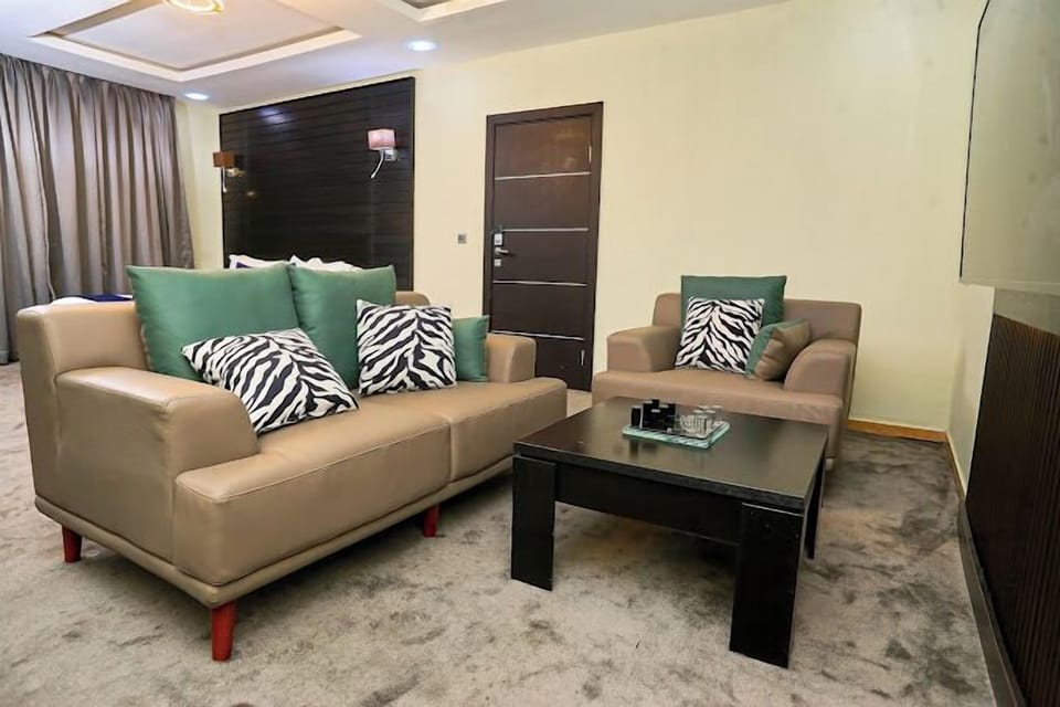 Junior Room, Balcony, City View | Living area