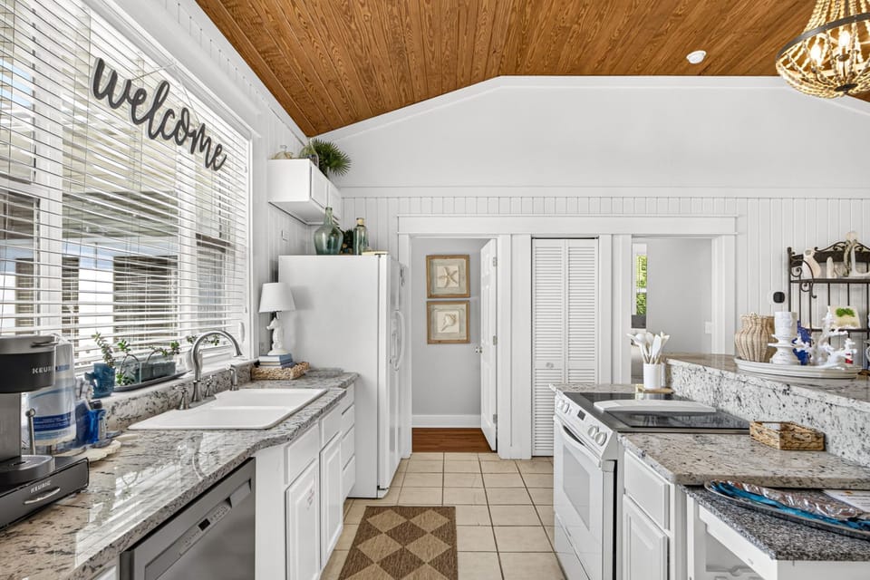 House, Pool View | Private kitchen | Full-size fridge, microwave, oven, stovetop