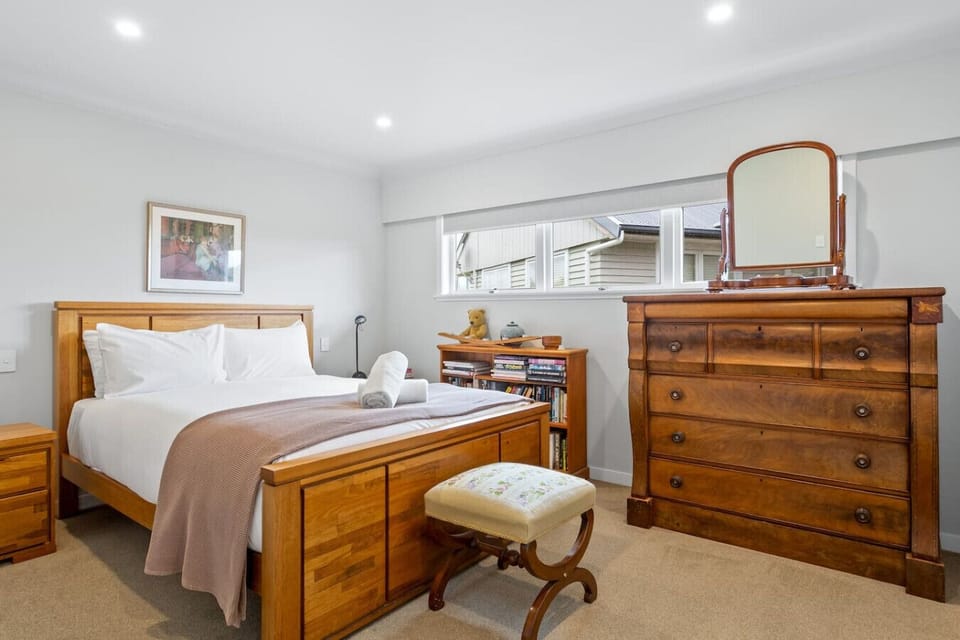 Queen bedroom 3