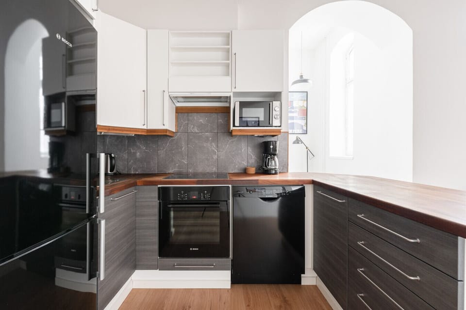 Fully equipped for both quick breakfasts and full dinners, the kitchen includes an oven, microwave, and a dishwasher for effortless cleanup. Basic cookware and coffee-making essentials are ready for you to feel right at home.