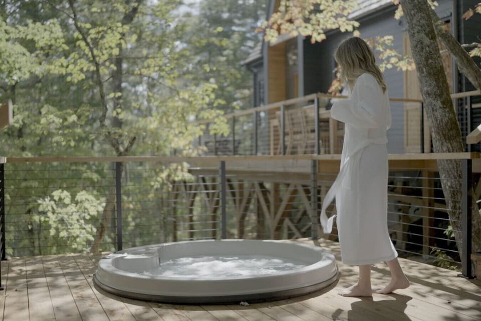 Outdoor spa tub