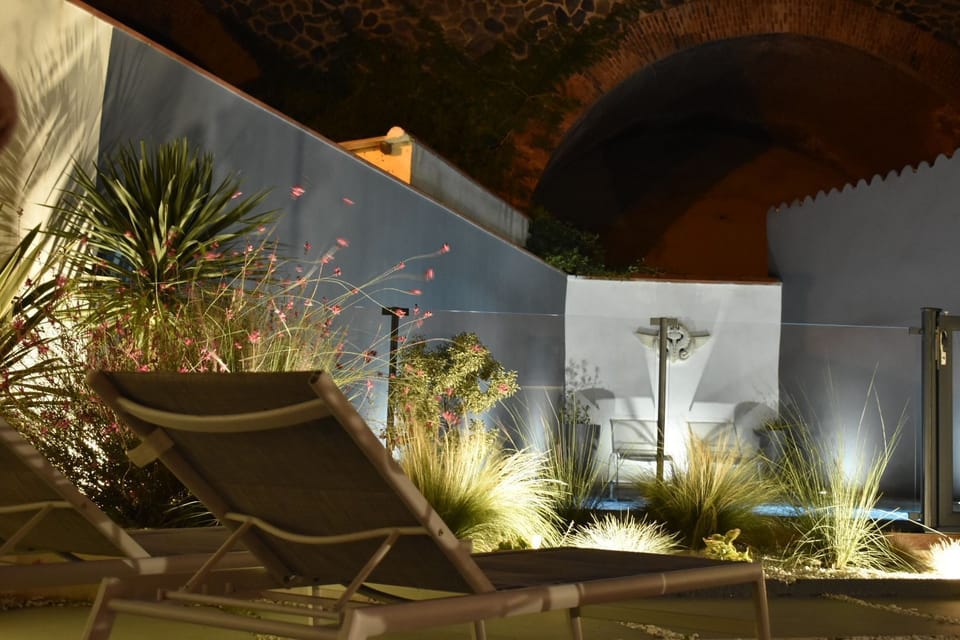 Espace lounge nocturne avec éclairage tamisé – l’endroit parfait pour une soirée paisible en plein air.