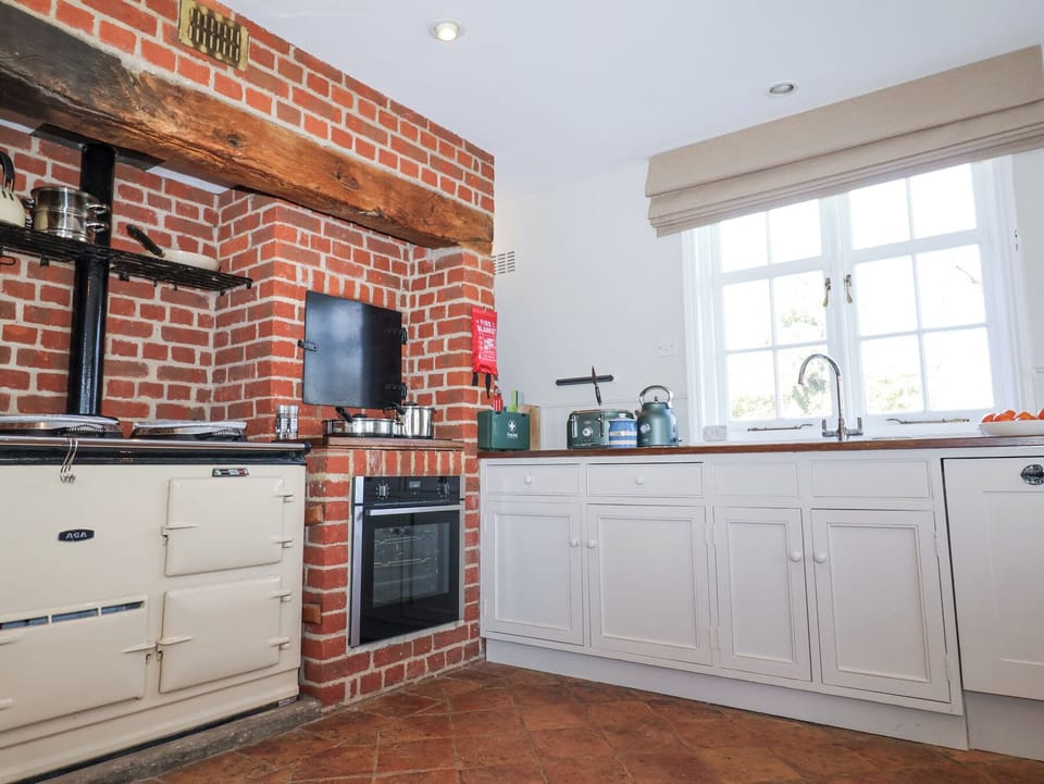 Fridge, dishwasher, cookware/dishes/utensils