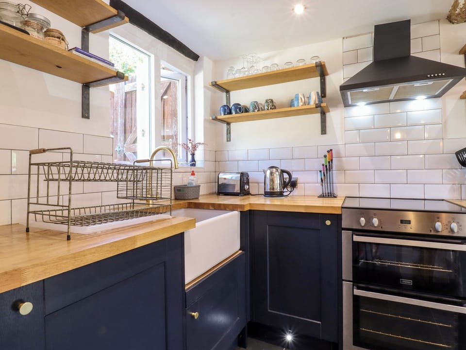 Bedfordshire Thatched Cottage - Dogs Welcome Cottage in Huntingdonshire District