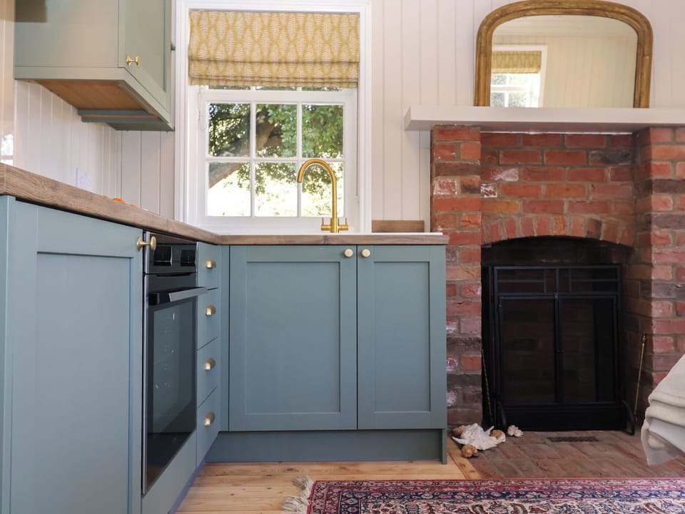 Fridge, cookware/dishes/utensils