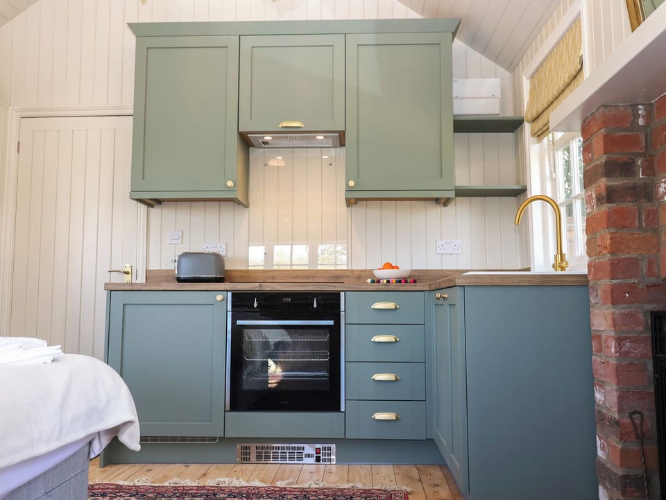 Fridge, cookware/dishes/utensils