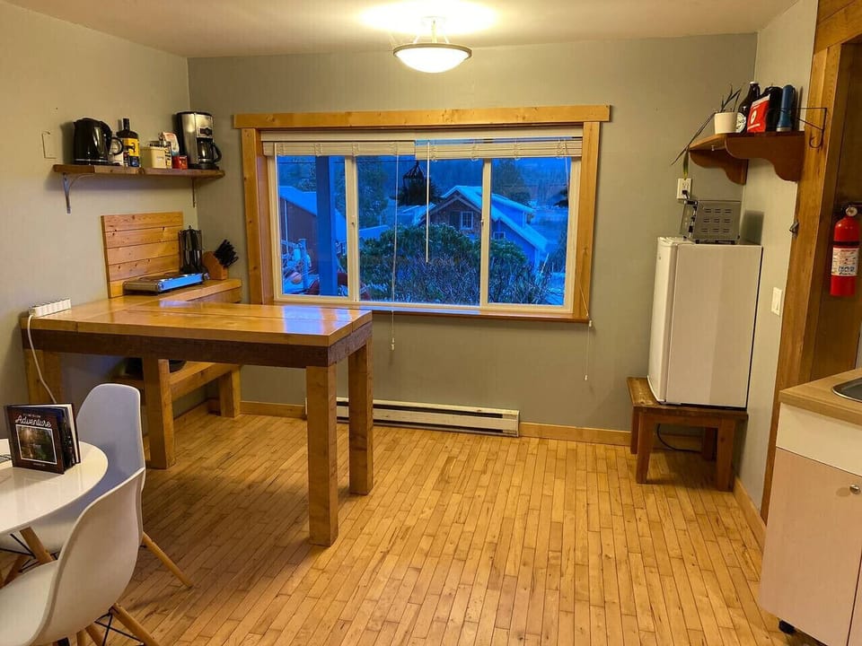 Kitchenette with hot plate and toaster oven