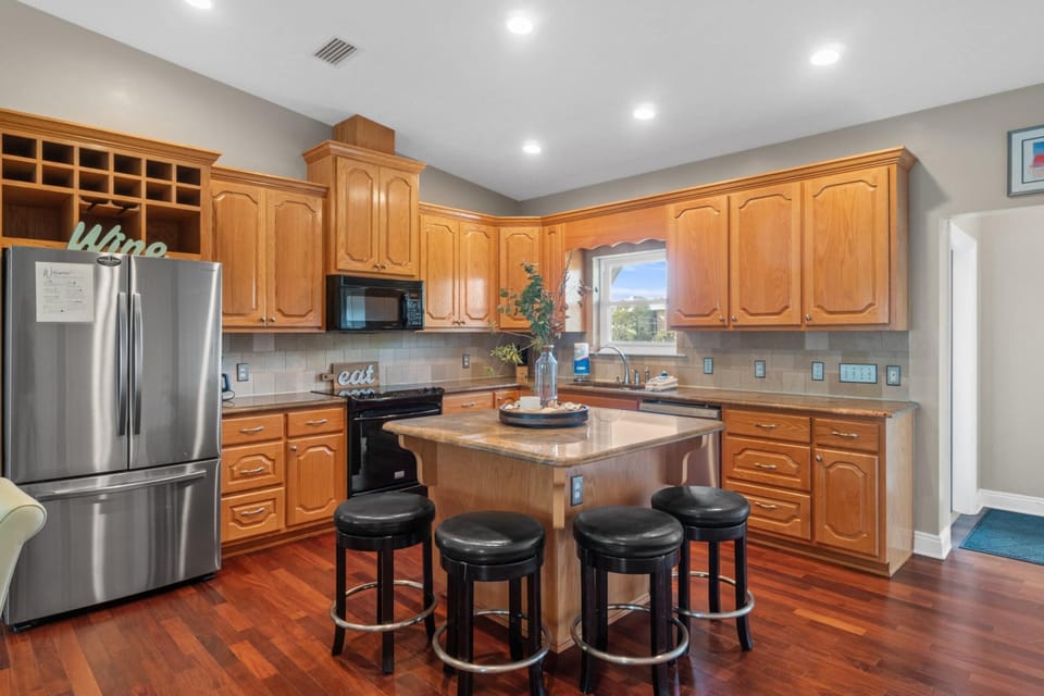House | Private kitchen | Full-size fridge, microwave, oven, stovetop
