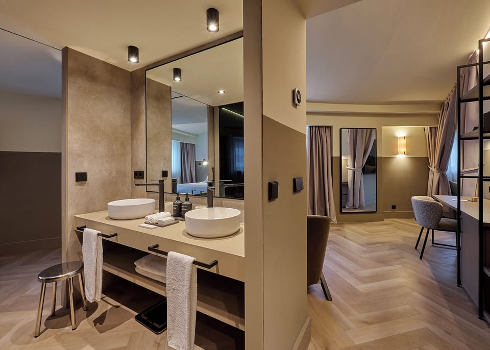 Junior Suite (Cinema) | 1 bedroom, hypo-allergenic bedding, down comforters, minibar