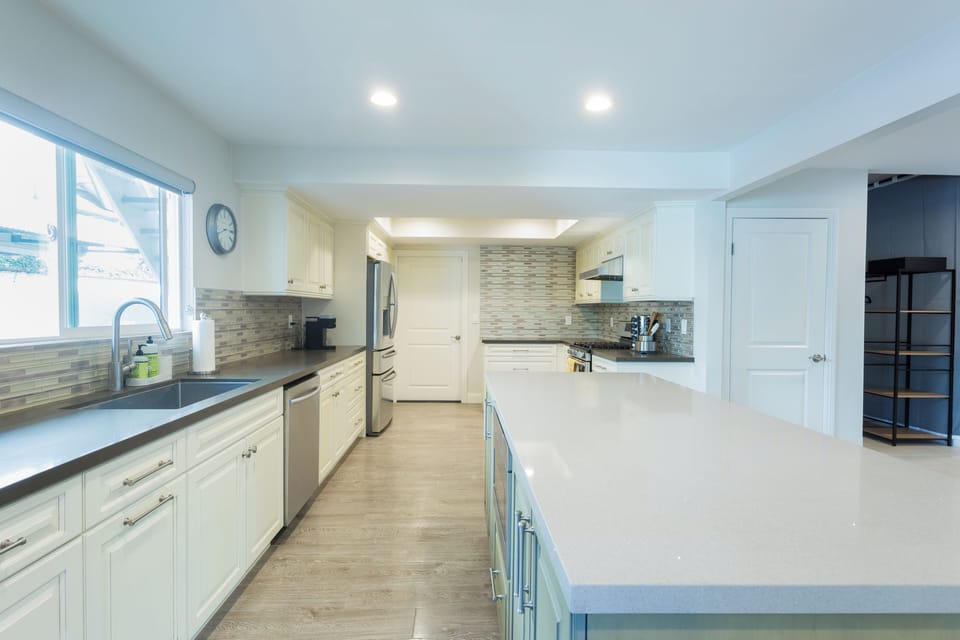 A long and spacious island to dine and showcase your culinary skills. 