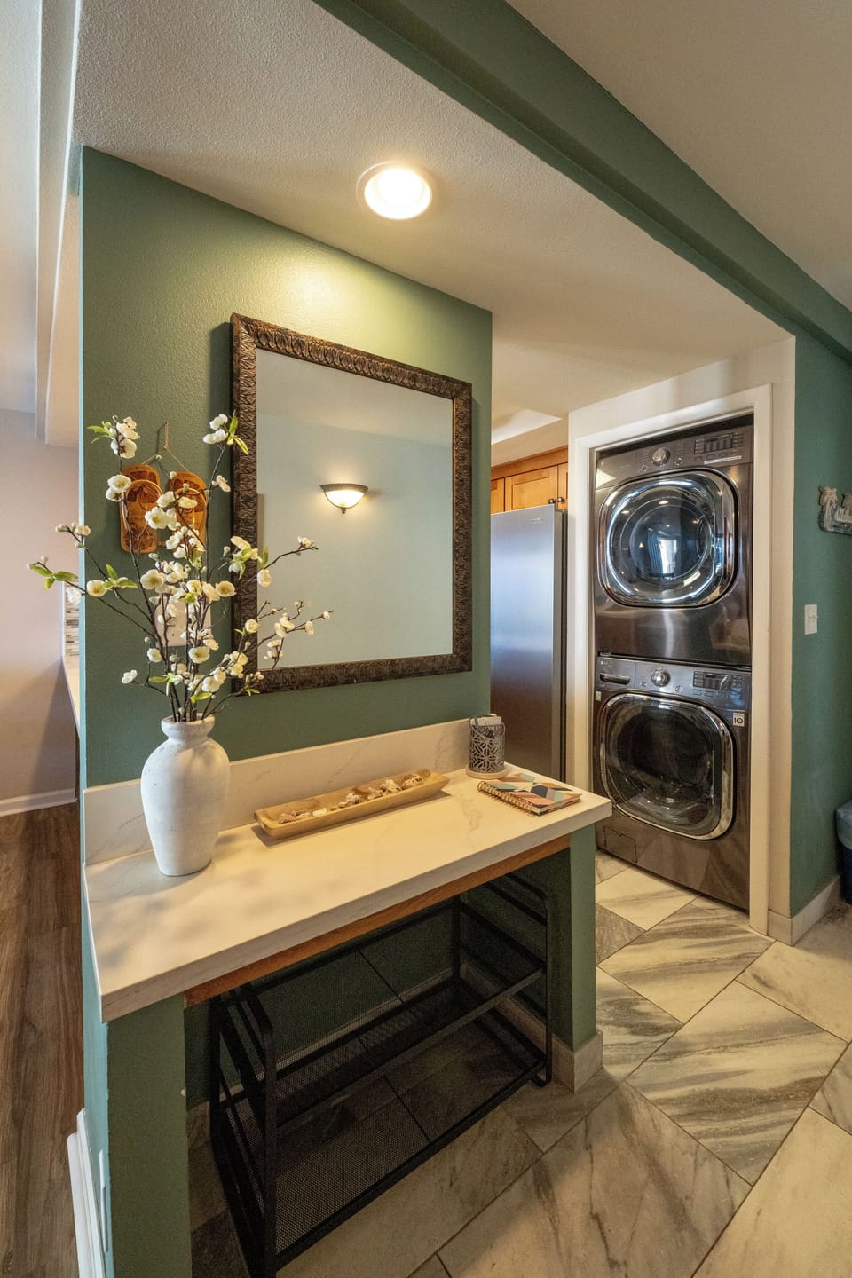 A convenient shelf near the entrance offers the perfect spot to drop your keys, sunglasses, or beach bag—keeping your everyday essentials organized and easy to grab as you head out to explore Maui.
