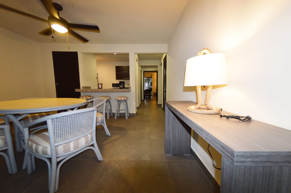 Junior Suite with View | Living room | Books