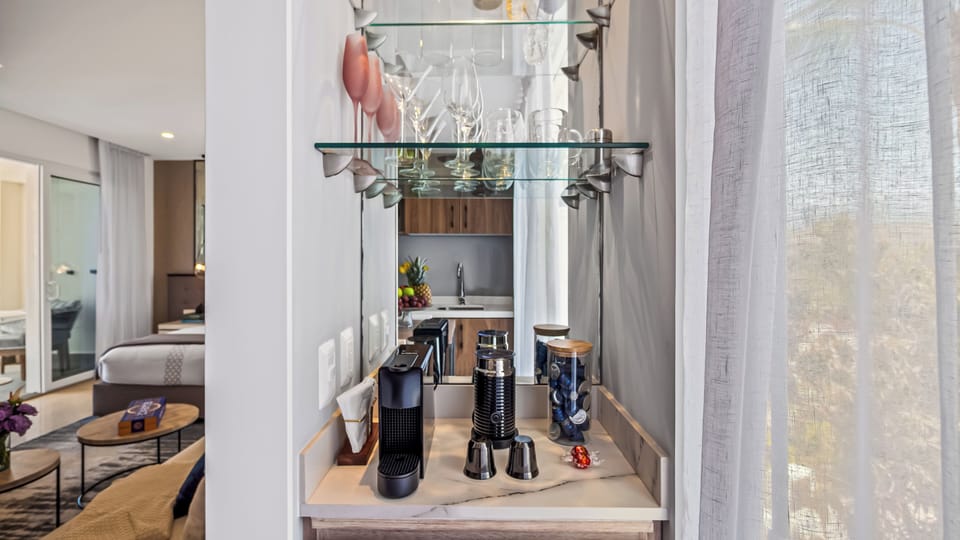Comfort Condo, 1 King Bed, Balcony, Sea View | Private kitchen | Coffee/tea maker, electric kettle