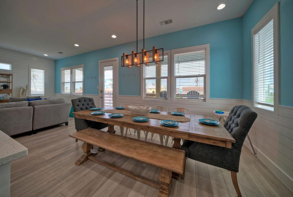 Dining area. (Whatabeach)