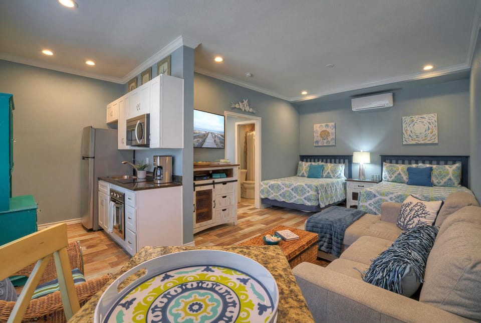 Beautiful studio-style space with all the comforts of home. (Beach Bungalow)