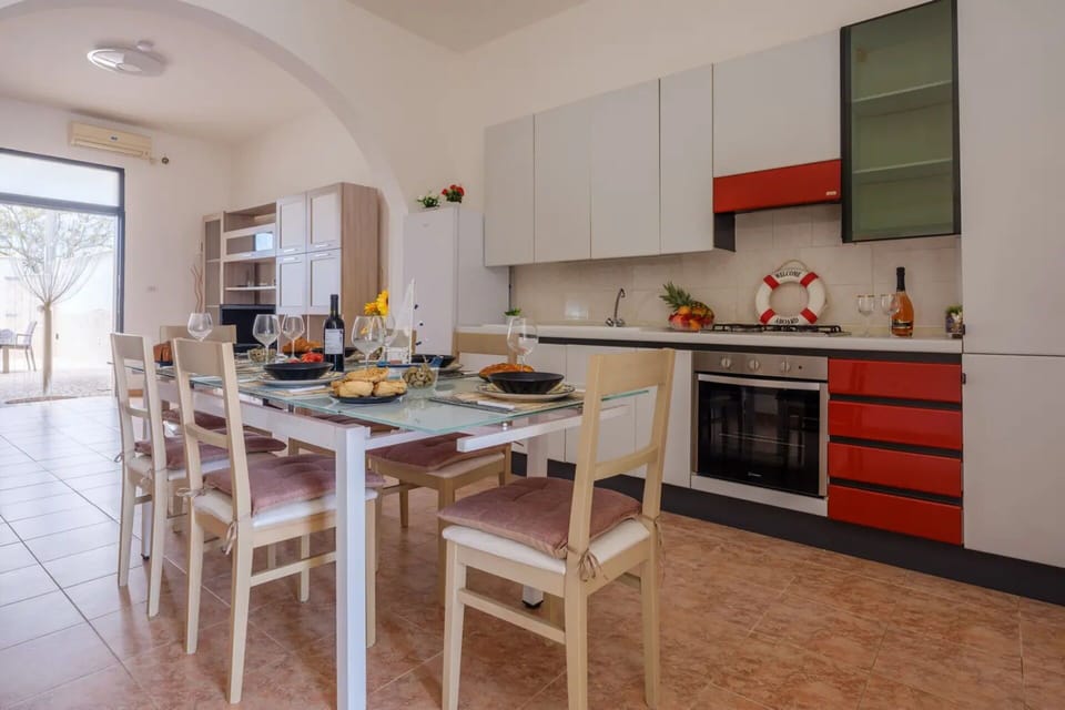 Autumn, Kitchen, Living Room, Spring, Summer