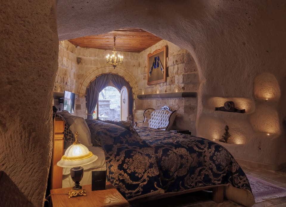 Senior Suite (Caves) | Egyptian cotton sheets, premium bedding, memory foam beds, minibar