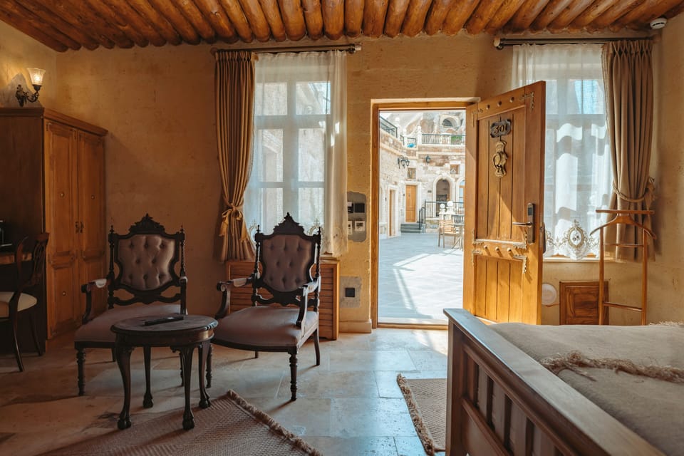 Deluxe Suite | Bathroom | Separate tub and shower, hair dryer, slippers, towels