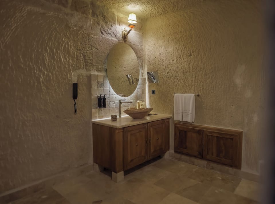 Junior Suite (Caves) | Egyptian cotton sheets, premium bedding, memory foam beds, minibar