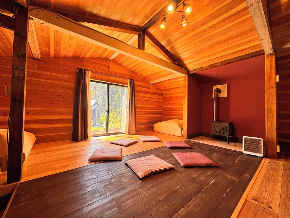 Square (T-6) - Dog Friendly | Free WiFi, bed sheets