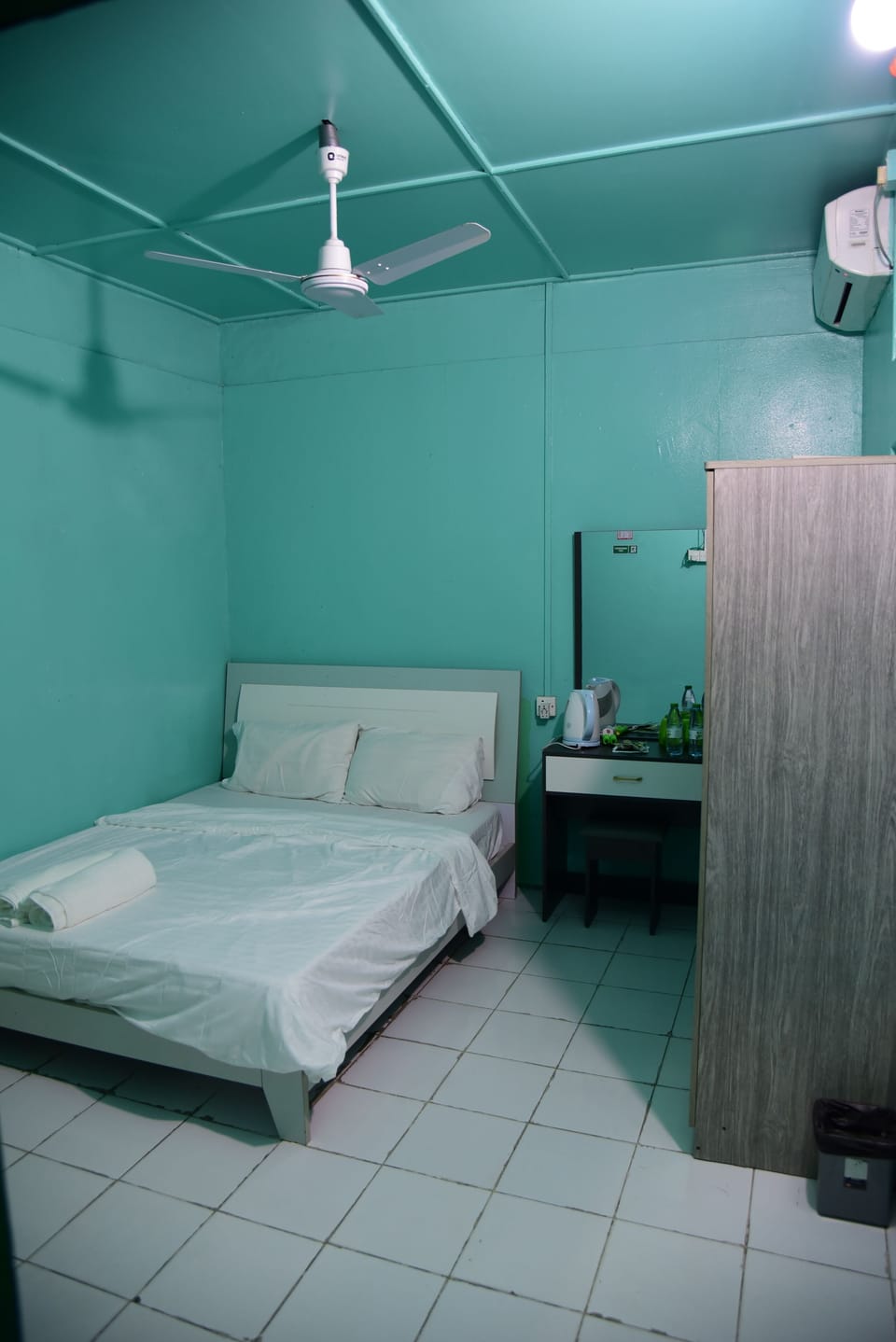 Deluxe Triple Room | Desk, iron/ironing board, free WiFi, bed sheets