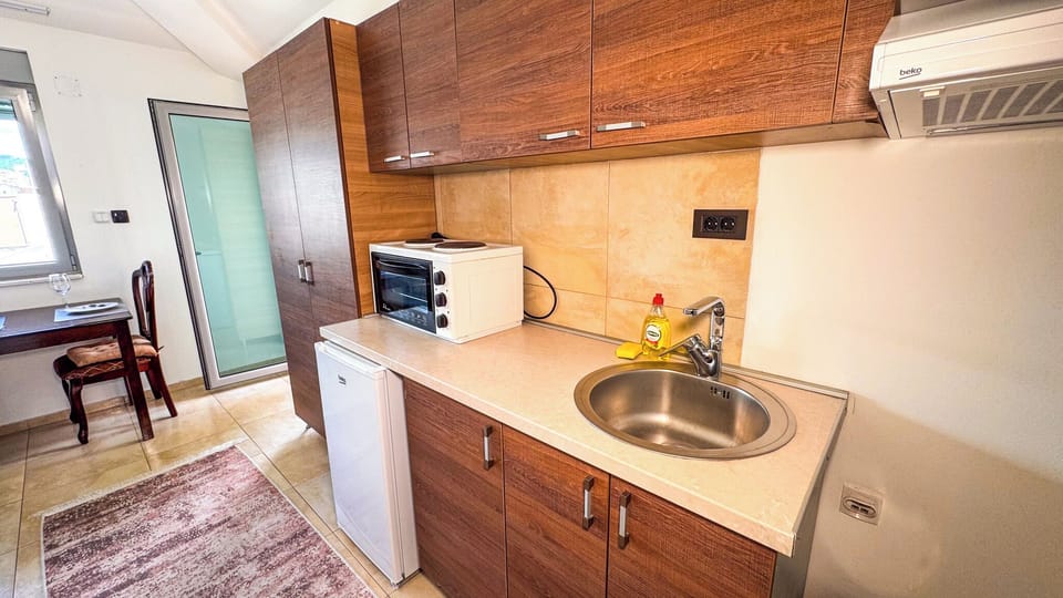 Standard Room | Private kitchen | Mini-fridge, cookware/dishes/utensils