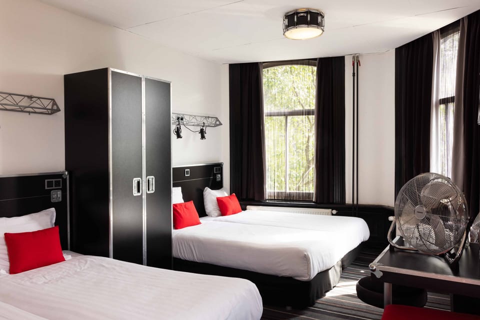 Family Room, Private Bathroom | In-room safe, iron/ironing board, bed sheets