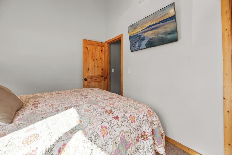 Comfort Cabin, 3 Bedrooms, Fireplace, Lake View | 3 bedrooms, laptop workspace, WiFi (free), individually decorated