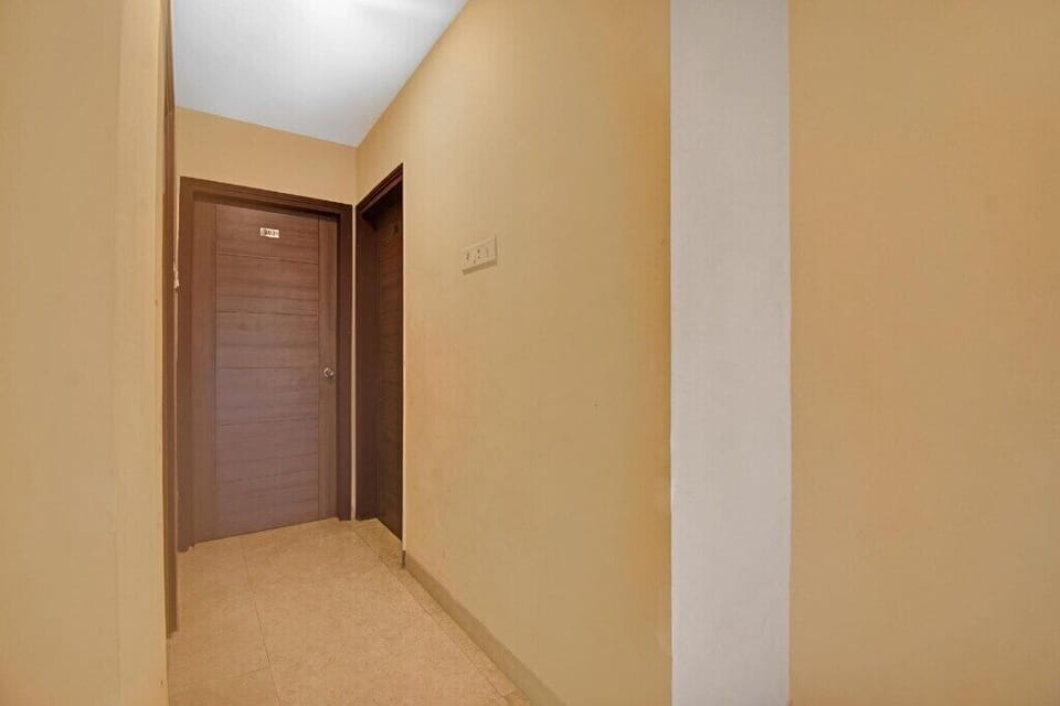 Deluxe Double Room, City View | Living area | TV