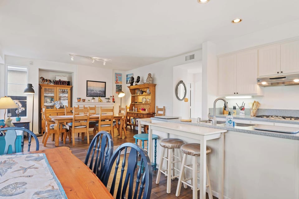 Fully equipped Kitchen with a dining table 