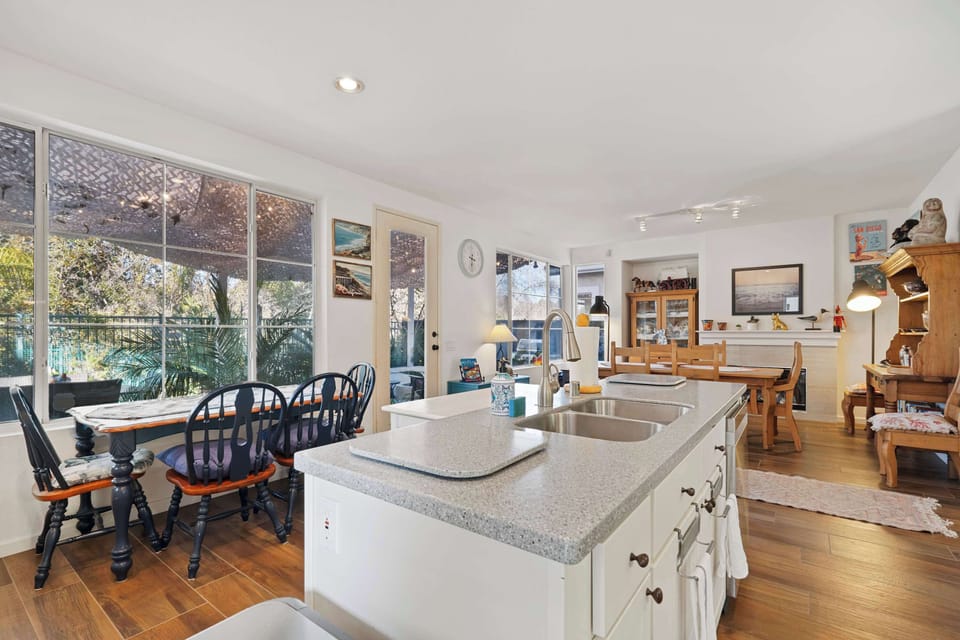 Fully equipped Kitchen with a dining table 