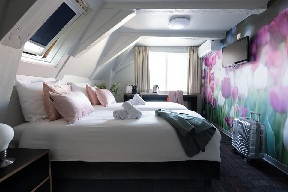 Twin Room, 2 Twin Beds | Minibar, in-room safe, desk, soundproofing