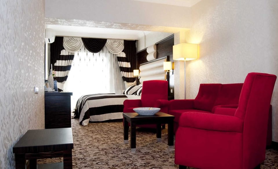 Standard Room | Minibar, in-room safe, desk, soundproofing