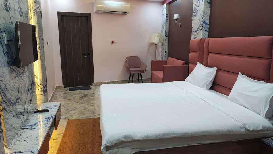 Deluxe Room | Desk, free WiFi