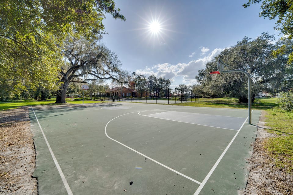 7 Mi to Usta: Waterfront 'tennis House' w/ Yard! Cottage in Kissimmee