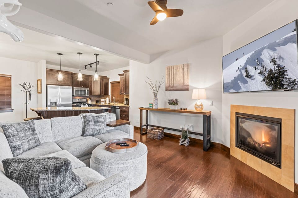 Bear Hollow Ridge 2207: Living room with gas fireplace and private balcony access