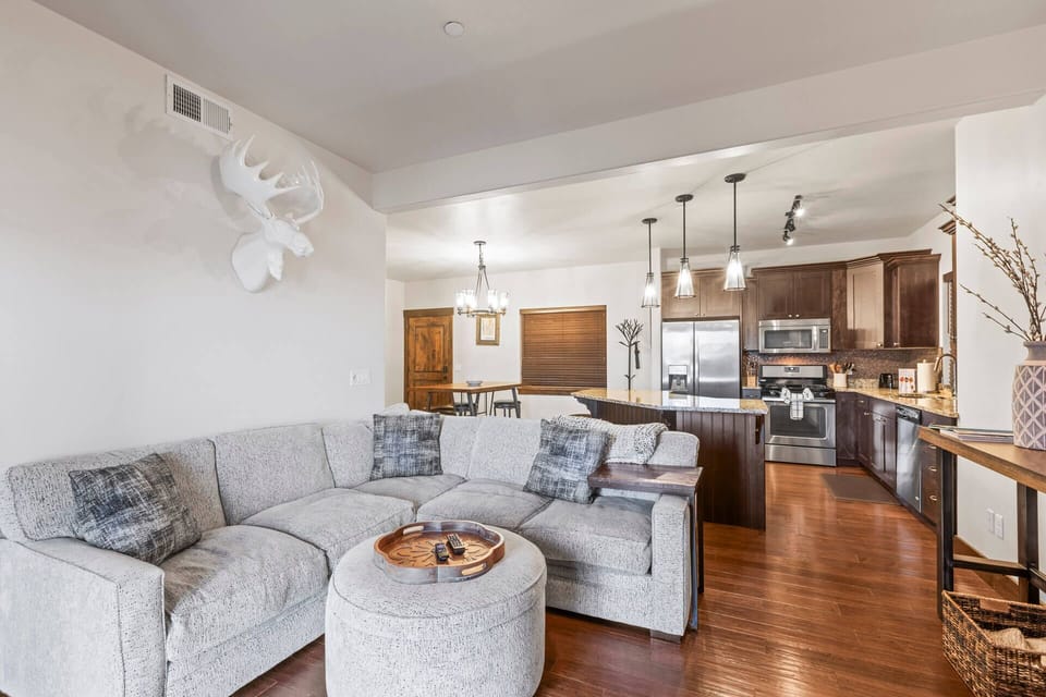 Bear Hollow Ridge 2207: Living room with gas fireplace and private balcony access