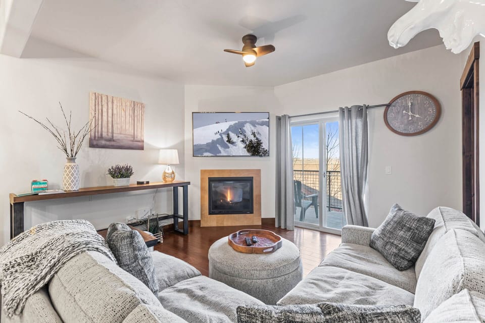 Vacation Rentals in Park City at Bear Hollow Ridge 2207: Living room with gas fireplace and private balcony access