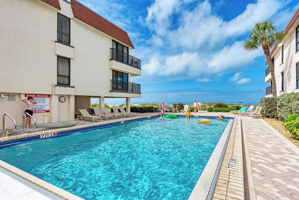 Waters Edge 208S Community Pool (1)