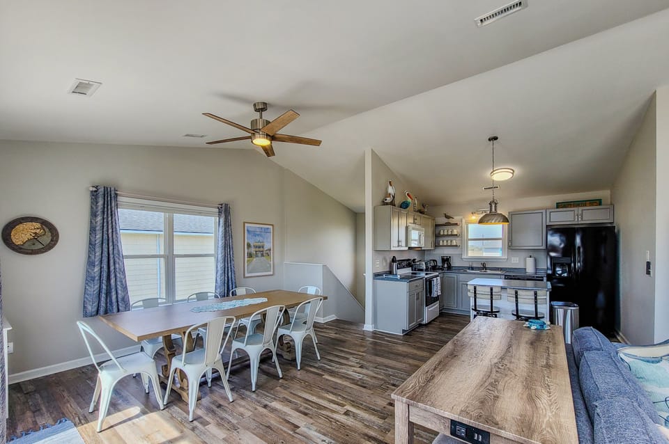 Dining/Living Room 3