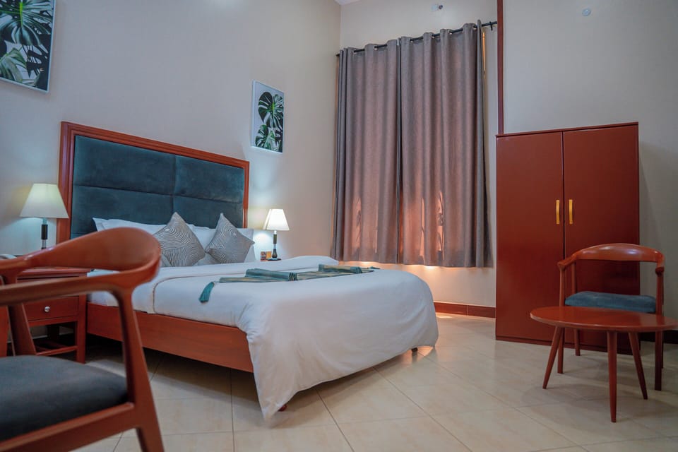 Deluxe Double Room | In-room safe, laptop workspace, iron/ironing board, WiFi (free)