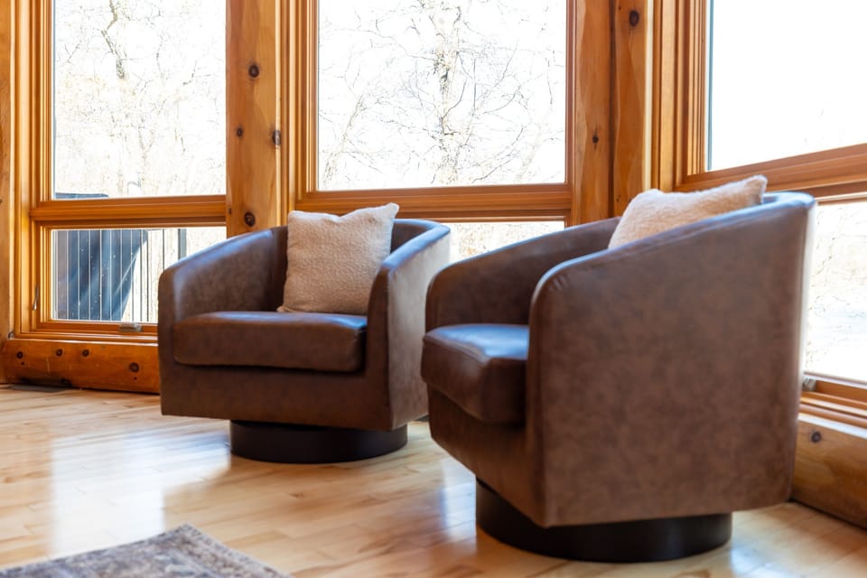 Enjoy the views of the living space or the lake in comfort.