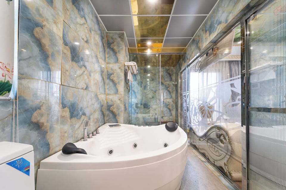 Economy Suite | Bathroom | Shower, free toiletries, hair dryer, slippers